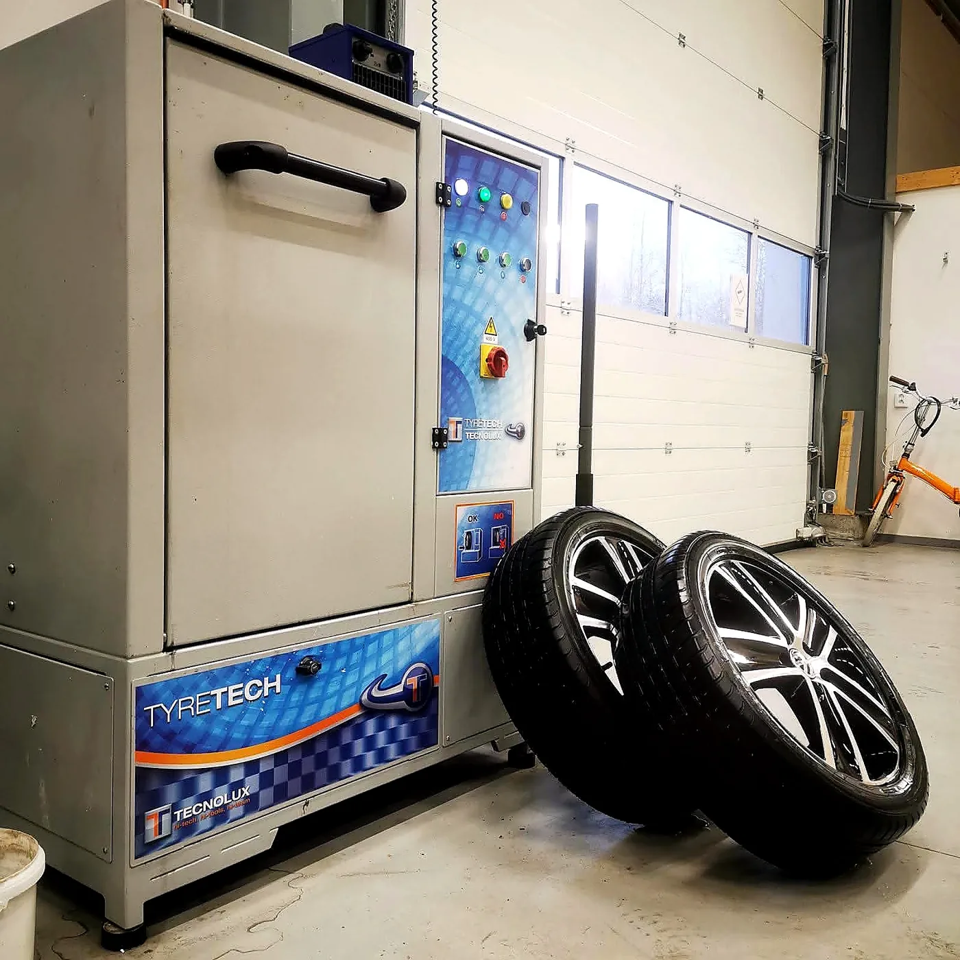 Däckbalansering på TyreTech-maskin – Lomma Bilexperten Center