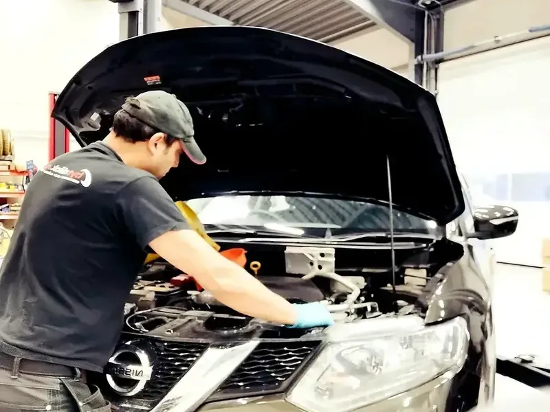 Mekaniker arbetar med motor – bilservice hos Lomma Bilexperten Center i Lomma